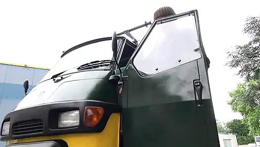 Büyük memeli dövmeli orta yaşlı seksi kadın banyoda sikişiyor