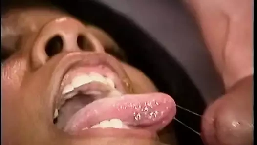 Beyaz adam ateşli seksten sonra kalın yarağını siyah Amazon'a yutuyor