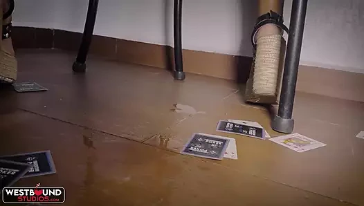 Sevimli Samantha blackchip poker oyununun ortasında sikişiyor