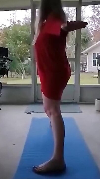 Büyükanne mommavee çıplak yoga yapıyor!