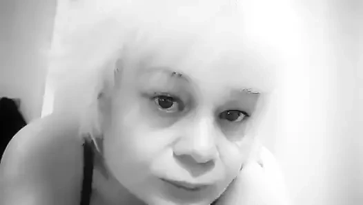 Merhaba, benim adım Sophie, 47 yaşındayım ve seksi seviyorum, özellikle anal seks.