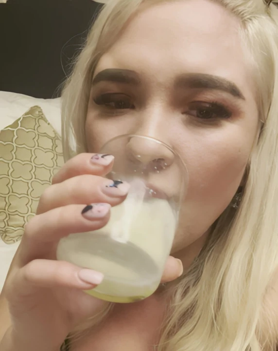 Karina пьет стакан свежего сока