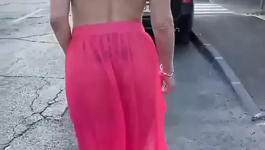 hermosa chica dando un paseo