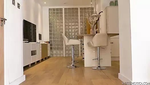 Samantha Bentley'in çizmeli kıllı amcığı mastürbasyon yapıyor