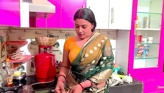 Üvey annemi sert sikiyorum, üvey annem üvey babamı özlüyor, bu yüzden sert yarağımı istiyor, tam Hintçe video