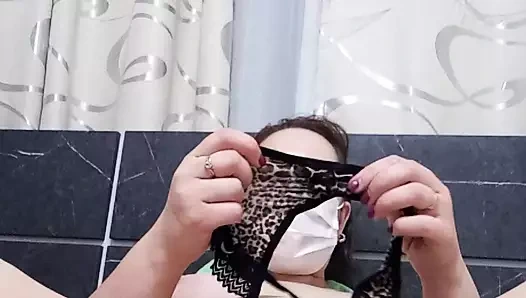 İnanılmaz zayıf ıslak amcık ve lekeli kremsi yıpranmış külot