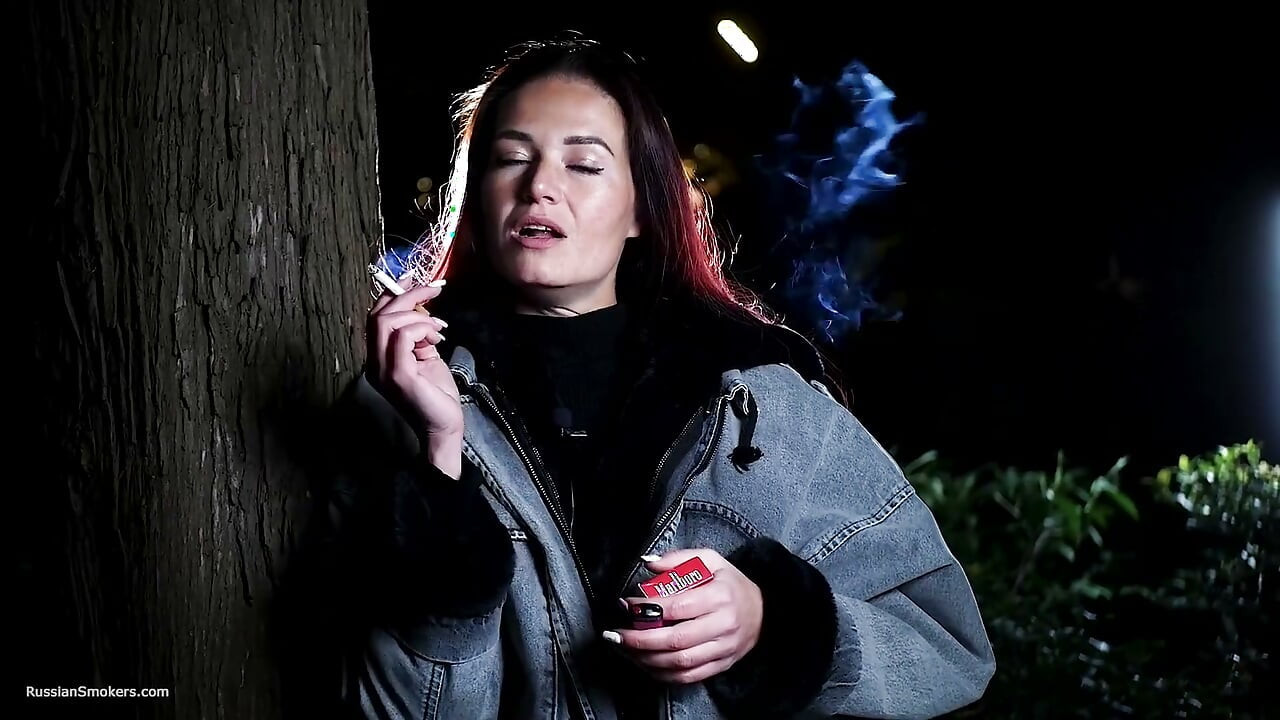 Baştan çıkarıcı Rus hatun sigara içiyor