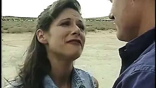Şehvetli sürtük orta yaşlı seksi kadın sıkı pembe amcığını domaltarak yarakla dolduruyor