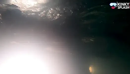 Lateks mayoyla gece yüzmesi ve tam yüz maskesi