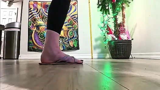 6'7 dev kadın sandaletle toprağı parçalıyor yoğun yavaş mo stomps bakış açısı