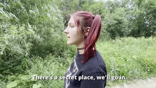 Ateşli yabancı ormanda kayboldu, o fark etmezken amını sikiyorum, yardım ediyormuş gibi yapıyorum