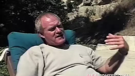 Bu kızlar sert yarakla emmeyi ve sikişmeyi seviyor