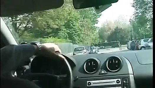 Genç sarışın sürtük parkta güzel bir sakso çekiyor