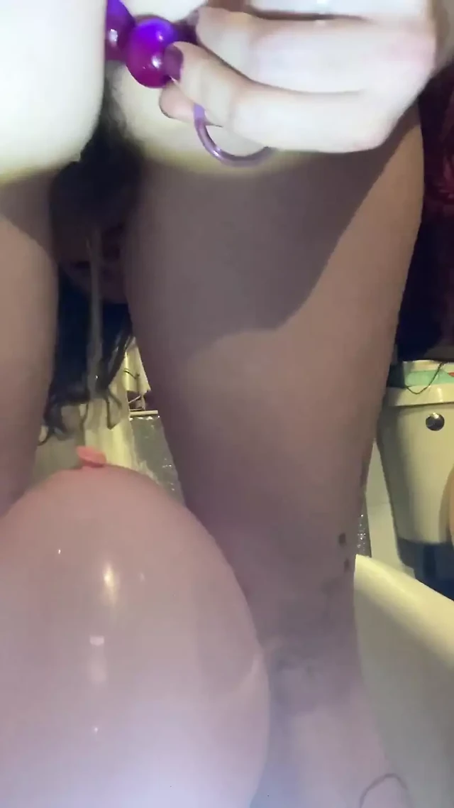Şimdiye kadarki en iğrenç ve en sapık video! Bacaklarımın arasındaki bir balona büyük bir sidik başlatmak için anal boncuk kullandığım yer