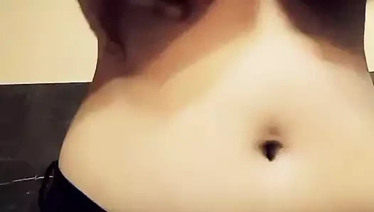 Seksi kız ıslak amını çok sert parmaklıyor