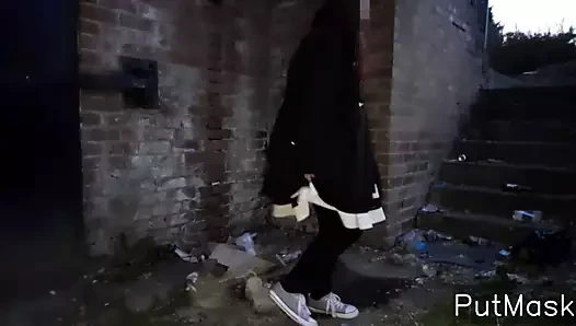 Şişman İngiliz kız pissing içinde kamu