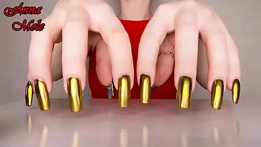 Parmaklara dokunuyor, altın tırnaklar