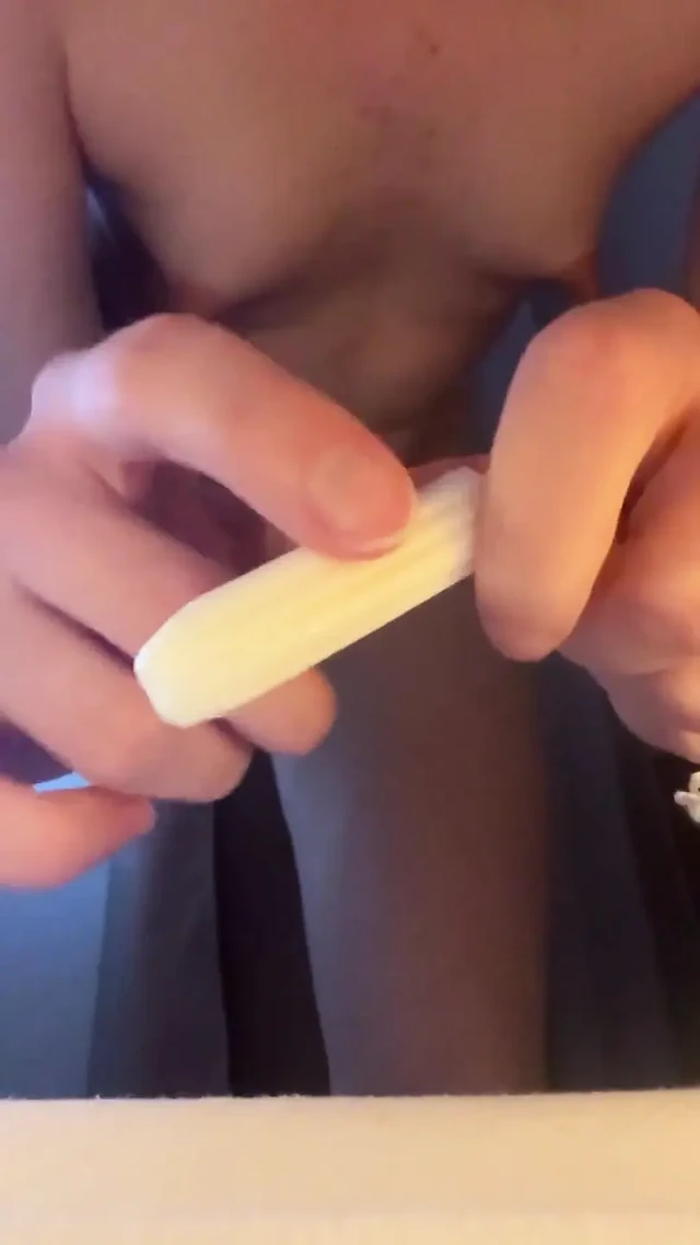Tampon Sokma Yakın Çekim - Rus Kız Amını Edepsizce Konuşuyor