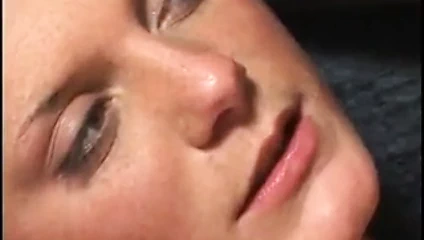 Papa - lezzetli genç sarışın kalın çubuk yutar