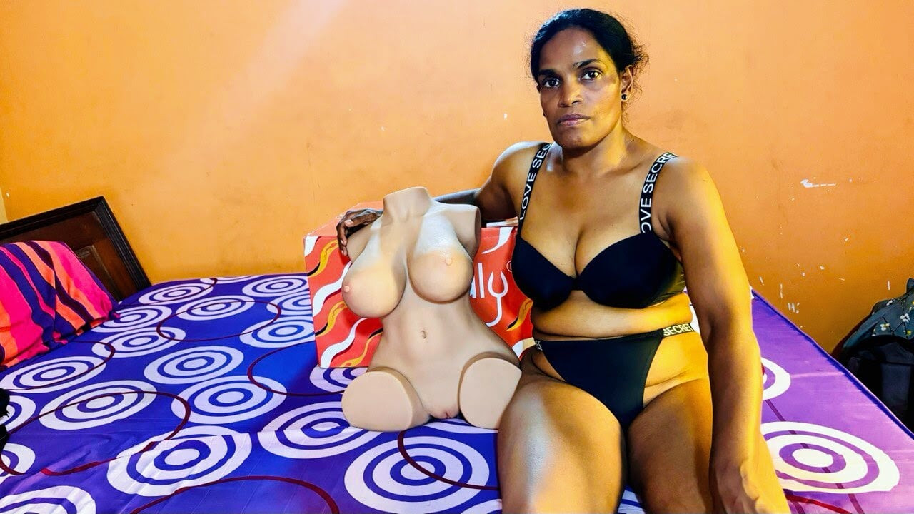 Erkek arkadaş Tamil boşanmış orta yaşlı seksi kadına tantaly seks bebeğiyle sürpriz yaptı