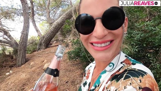 Azgın orta yaşlı seksi kadın sert bir yarağa biniyor ve sonra arabada döl emiyor