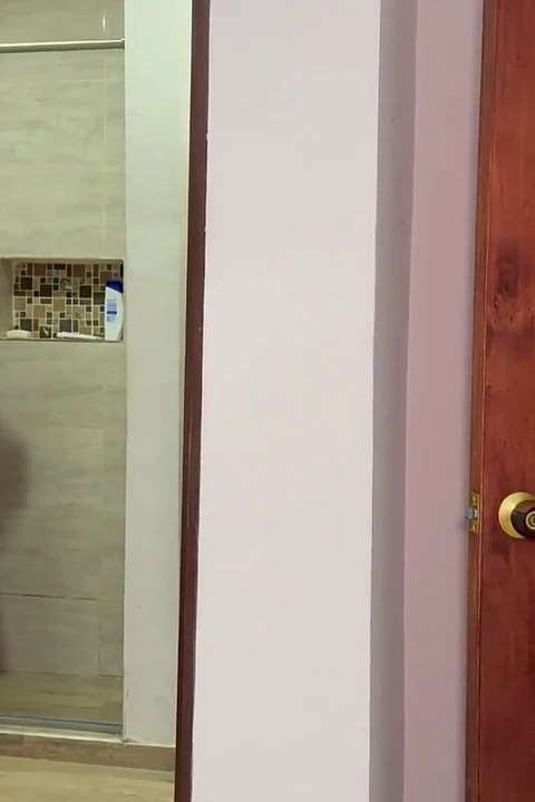 Üvey kız kardeşim, ona birlikte banyo yapmasını istedikten sonra duşta güzel bir emme yaptı