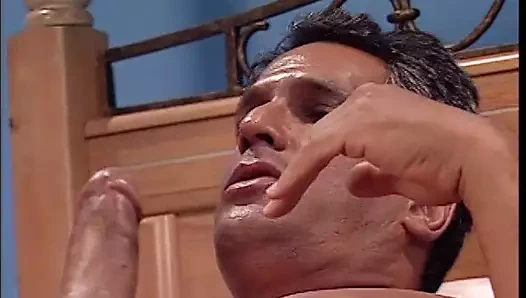 Seksi bebek Başlarken onu kedi yaladı olarak o kızdırdığı bir çük ile onu dil