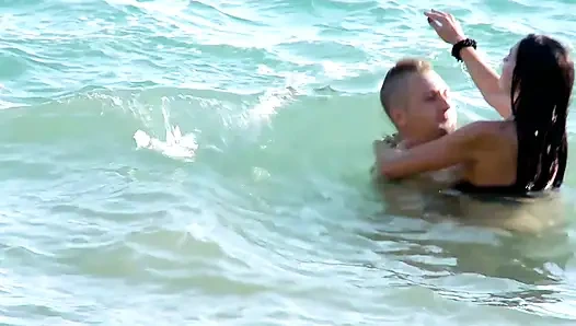 Esmer sürtük plajda domalarak sikiliyor