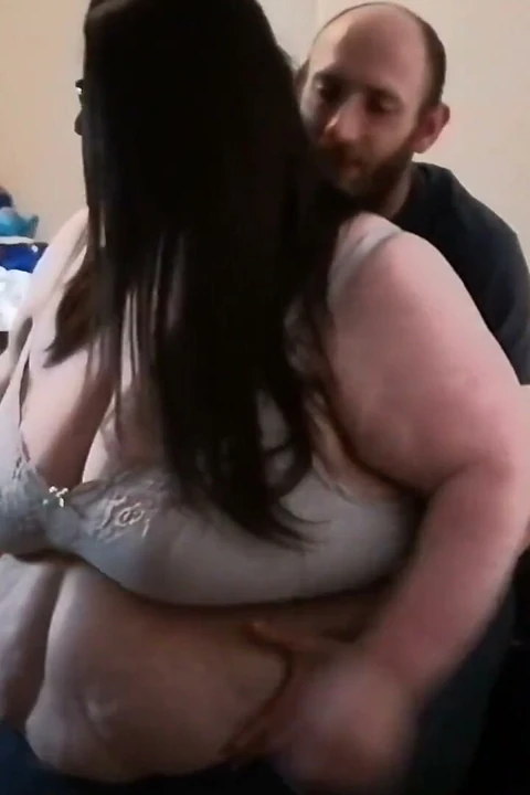 Ssbbw bely ve köle asansör ve kaldırılmış şişman şişman tanrıça