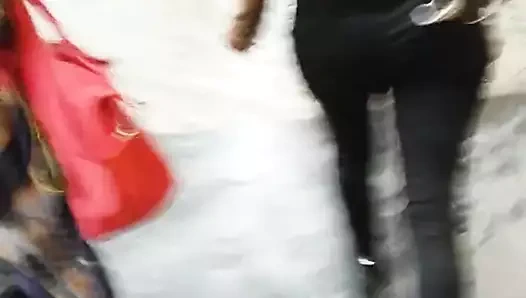 Sokakta yürüyen yuvarlak eşek