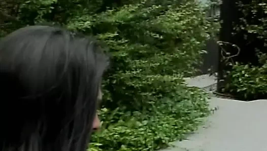 Çekici hatun yarağa biniyor ve erkeğini havuz başında boşaltıyor