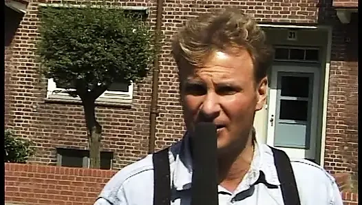 Sarışın orta yaşlı seksi kadın röportaj yapıyor