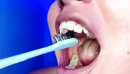 Dişlerimi fırçalıyorum ve sana dişlerimi gösteriyorum (yakın çekim)