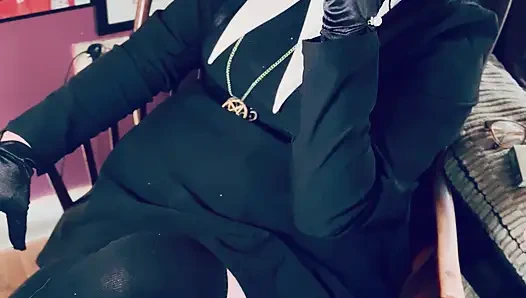 Wednesday addams, tina snua, chain saten eldivenle 2 sigara içiyor - sigara içen kadın sürükleniyor omi ome ucunu kuyruğuna sokuyor