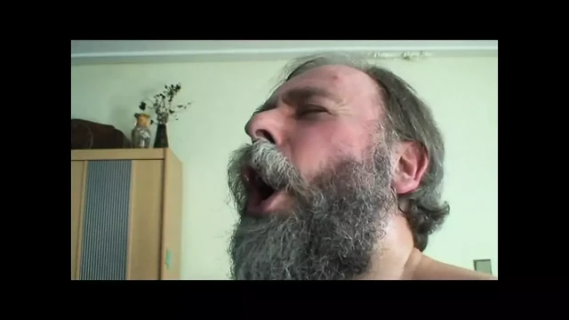 Очень красивых горячих тинок трахнули и кончили в рот зрелые члены (полный фильм)