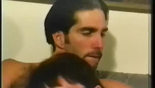 İki seksi adam oturma odalarında nasıl iyi sikişeceklerini kesinlikle biliyor