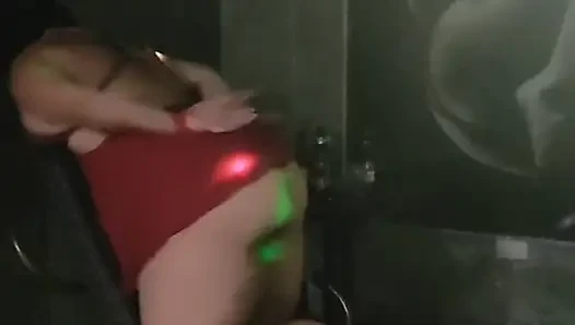 Yaramaz evli kadın kelepçeliyken seksi seviyor