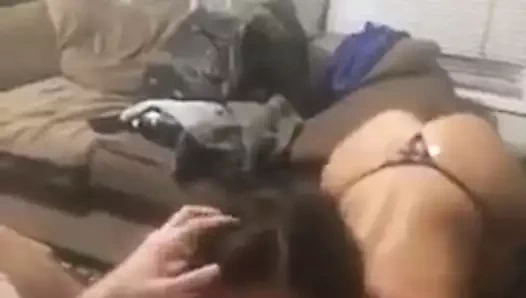 Kız erkek arkadaşı topunu yiyor ve pisliğini temizliyor