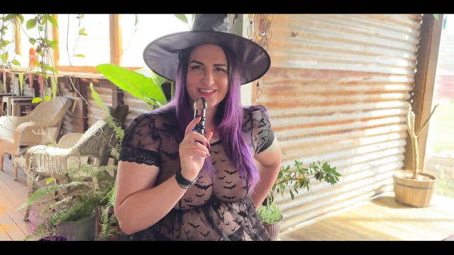 Cadılar bayramı ikramı tek başına fışkırtarak büyülemeyi sikiyor