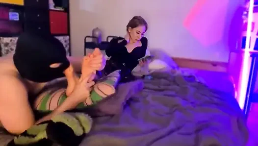 Terliklerimi ve ayaklarımı kokluyor, yalıyor ve öpüyor