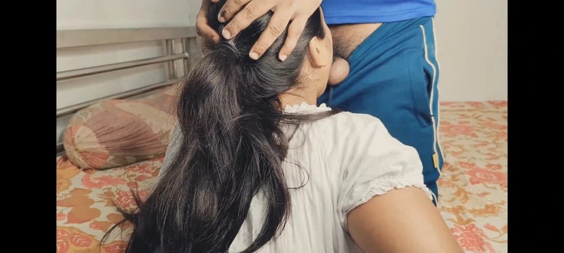 Hintli erkek hizmetçi patronun karısının külotuyla yakalanıyor ve mastürbasyon yapıyor