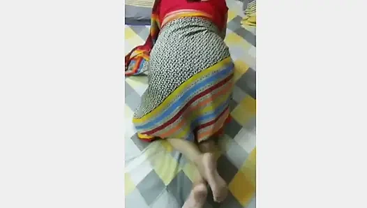 Büyük zıplayan memeli ateşli bir yengeyi büyük götünden sikiyor