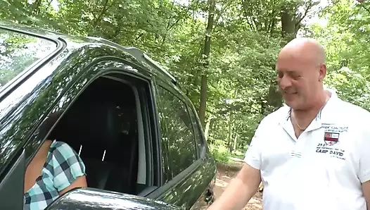 Renkli saçlı nine arabada sikiliyor