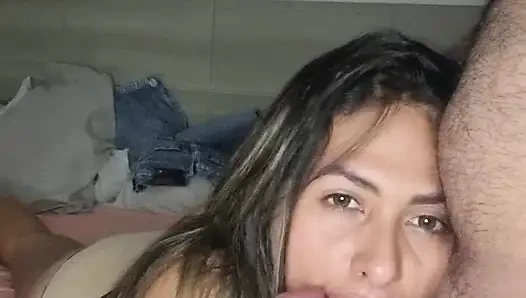 Yarak emmeyi ve bir adamı mutlu etmeyi biliyor.