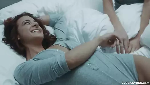 Kayden Kross ateşli lezbiyen videosunda Evelin Stone'un sikini yiyor