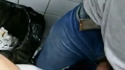 Maduro Rustico de 60 anos me chupa no Banheiro Publico