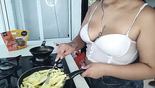 Cummy Bear ile yemek yapıyor