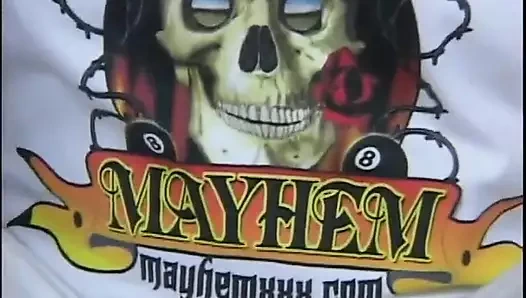 İki seksi sarışın gri saçlı adamın yarağını emiyor ve sonra ikisini de götten sikiyor