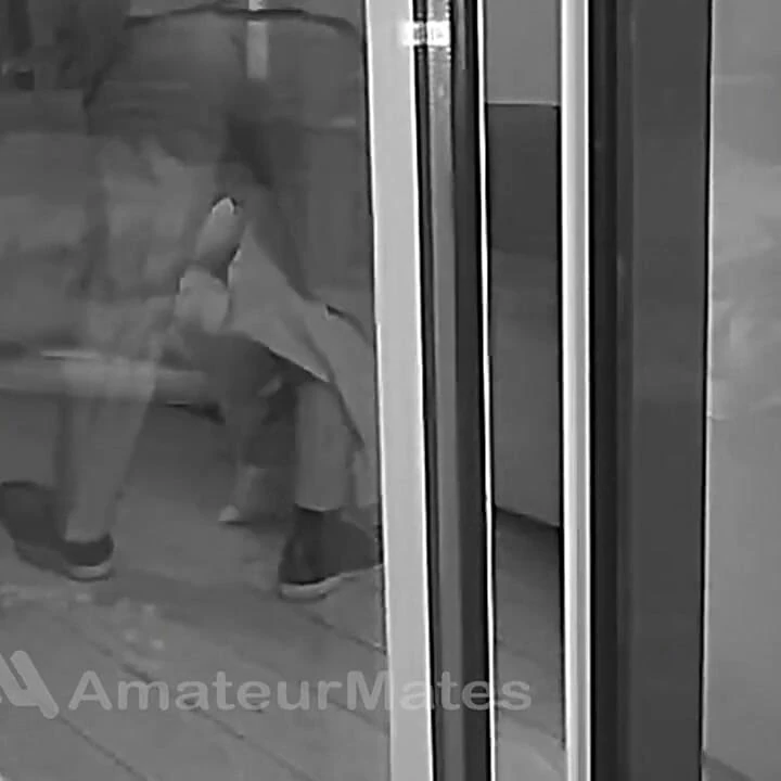 Sigara içerken ve porno izlerken yakalanan bu üvey oğul şiddetli bir şekilde cezalandırılıyor ve cinsel olarak aşağılanıyor