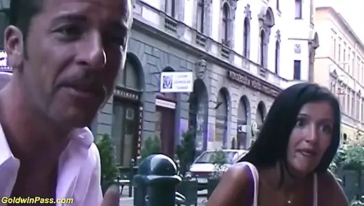 Üvey kız kardeşim açık havada sikişmeyi seviyor